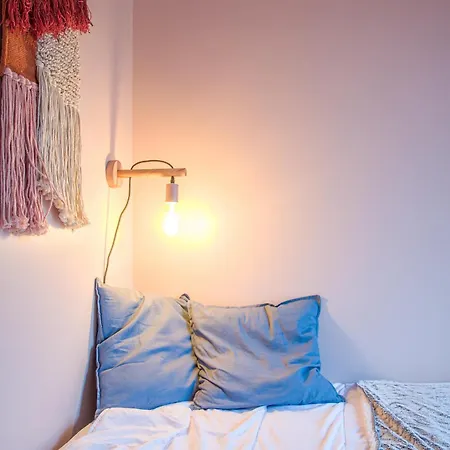 Centre Ville, Plusieurs Renoves Lumineux Dans Meme Immeuble *